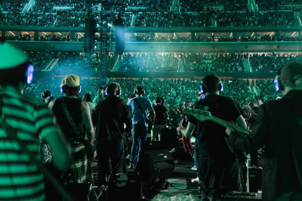 Rockin’1000 stands as a testament to the transformative power of music, uniting musicians from diverse backgrounds worldwide to craft visually and acoustically spectacular performances at iconic locations